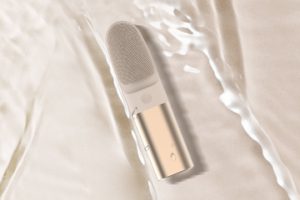 electric silicone facial brush flat lay （MR-1931 Facial Cleansing Brush & Eye Massager IPX7 waterproof）