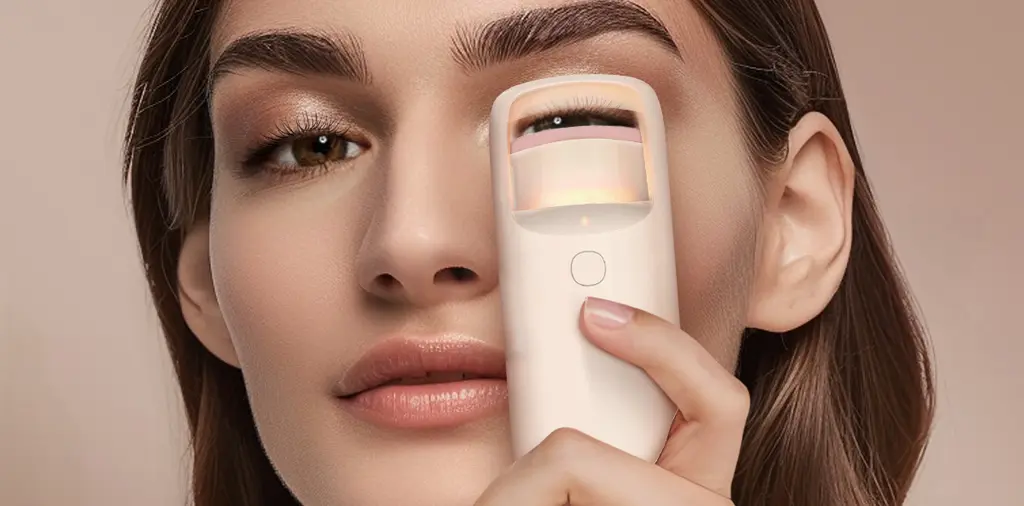 How to Use a Heated Eyelash Curler on Stubborn Straight Lashes
